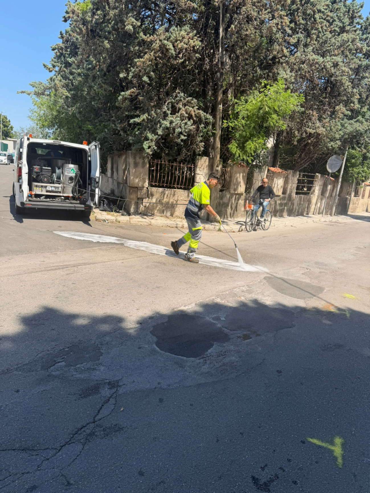 Operatore G.C.M. lavaggio ad alta pressione carreggiata dopo incidente